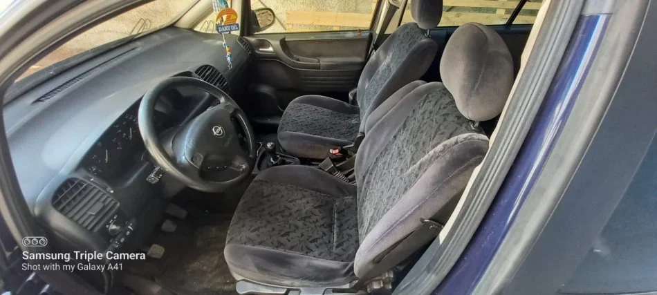 Tirane, shitet minivan. Opel Zafira Nafte, blu e errët, manuale  204 000km 1.300 €