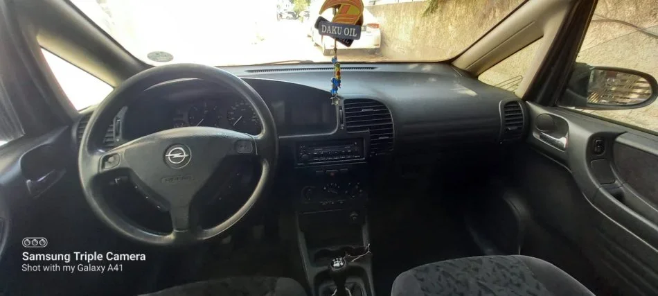 Tirane, shitet minivan. Opel Zafira Nafte, blu e errët, manuale  204 000km 1.300 €