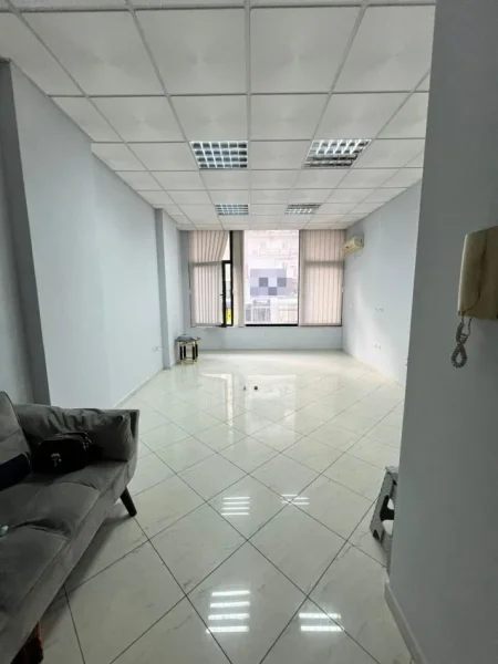 Tirane, jepet me qera ambjent biznesi Kati 2, 30 m² 350 € (DON BOSKO)