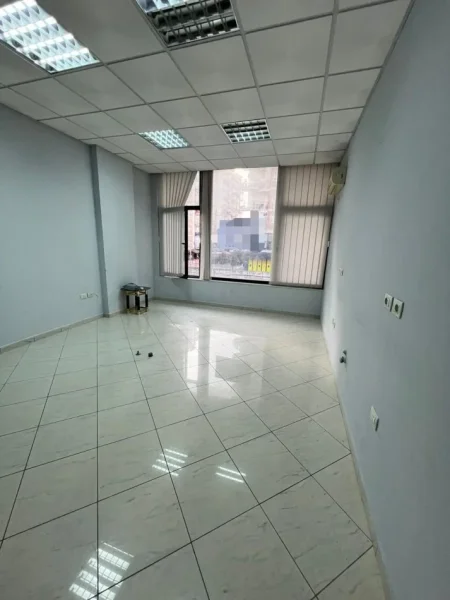 Tirane, jepet me qera ambjent biznesi Kati 2, 30 m² 350 € (DON BOSKO)