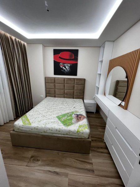 Tirane, jepet me qera apartament 1+1+Ballkon Kati 5, 65 m² 700 € (RRUGA E BARRIKADAVE)