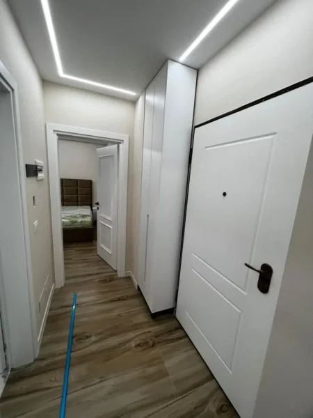 Tirane, jepet me qera apartament 1+1+Ballkon Kati 5, 65 m² 700 € (RRUGA E BARRIKADAVE)