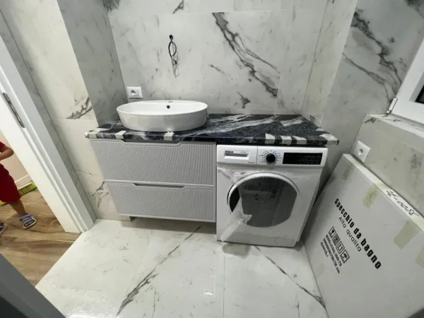 Tirane, jepet me qera apartament 1+1+Ballkon Kati 5, 65 m² 700 € (RRUGA E BARRIKADAVE)