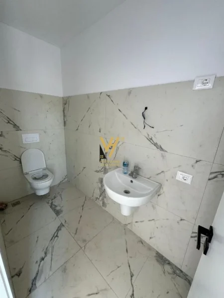 Tirane, shitet dyqan Kati 0, 29 m² 67.000 € (SELITE)