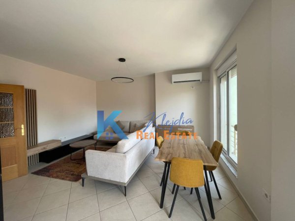 Tirane, jepet me qera apartament 2+1 Kati 3, 110 m² 850 € (Rruga e Kavajes, afer Kishes Katolike)