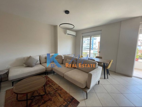 Tirane, jepet me qera apartament 2+1 Kati 3, 110 m² 850 € (Rruga e Kavajes, afer Kishes Katolike)