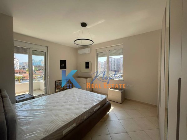 Tirane, jepet me qera apartament 2+1 Kati 3, 110 m² 850 € (Rruga e Kavajes, afer Kishes Katolike)