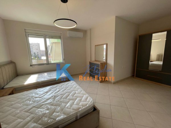 Tirane, jepet me qera apartament 2+1 Kati 3, 110 m² 850 € (Rruga e Kavajes, afer Kishes Katolike)