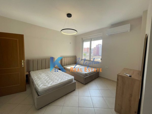 Tirane, jepet me qera apartament 2+1 Kati 3, 110 m² 850 € (Rruga e Kavajes, afer Kishes Katolike)