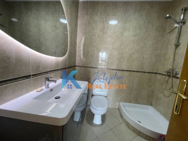 Tirane, jepet me qera apartament 2+1 Kati 3, 110 m² 850 € (Rruga e Kavajes, afer Kishes Katolike)