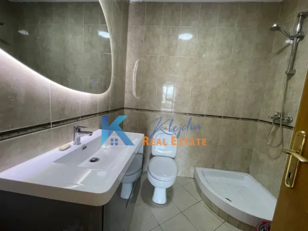 Tirane, jepet me qera apartament 2+1 Kati 3, 110 m² 850 € (Rruga e Kavajes, afer Kishes Katolike)