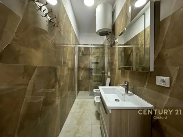 Tirane, jepet me qera apartament 2+1 , 89 m² 500 € (BULEVARDI ZHAN D'ARK!)