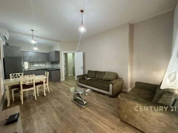 Tirane, jepet me qera apartament 2+1 , 89 m² 500 € (BULEVARDI ZHAN D'ARK!)