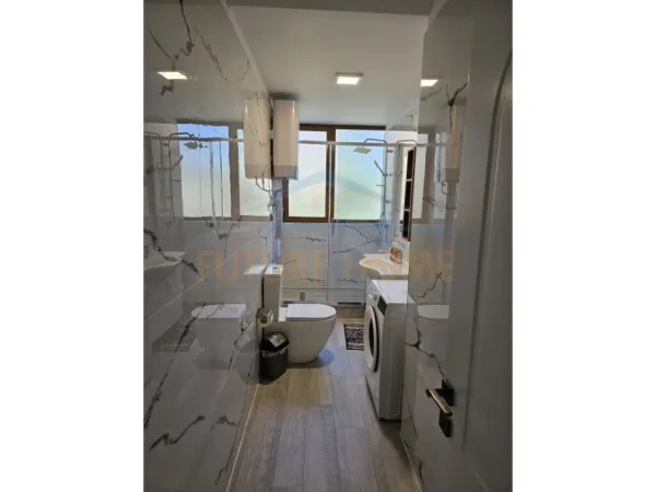 Tirane, jepet me qera apartament 1+1 Kati 5, 70 m² 550 € (Rr.Rexhep Jella)