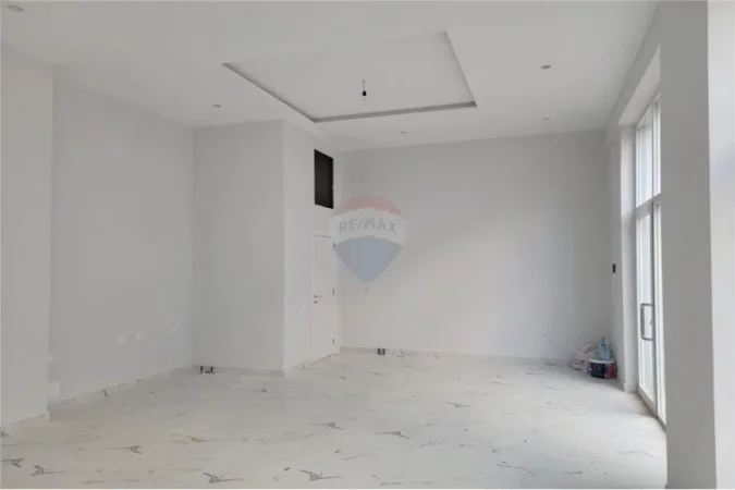 Tirane, jepet me qera ambjent biznesi Kati 0, 80 m² 800 € (Rruga e Dafinave)
