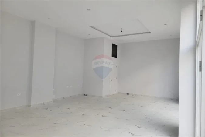 Tirane, jepet me qera ambjent biznesi Kati 0, 80 m² 800 € (Rruga e Dafinave)