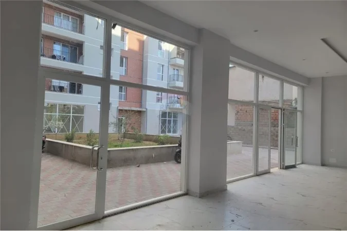 Tirane, jepet me qera ambjent biznesi Kati 0, 80 m² 800 € (Rruga e Dafinave)
