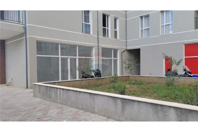Tirane, jepet me qera ambjent biznesi Kati 0, 80 m² 800 € (Rruga e Dafinave)