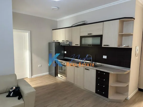 Tirane, jepet me qera apartament 1+1 Kati 2, 65 m² 500 € (Liqeni i Thate, afer Hotel Sokrati)