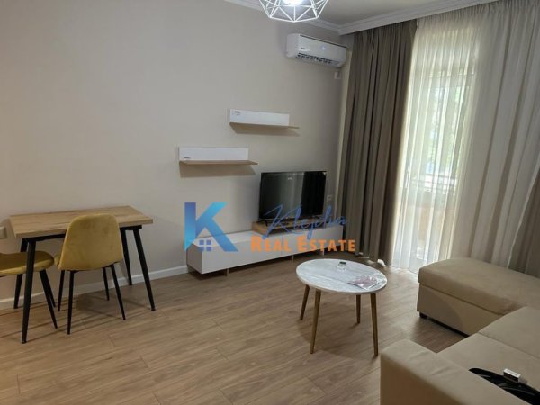 Tirane, jepet me qera apartament 1+1 Kati 2, 65 m² 500 € (Liqeni i Thate, afer Hotel Sokrati)