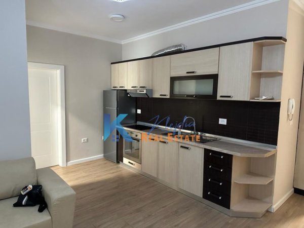 Tirane, jepet me qera apartament 1+1 Kati 2, 65 m² 500 € (Liqeni i Thate, afer Hotel Sokrati)