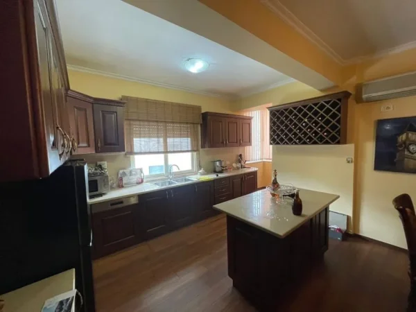 Tirane, jepet me qera apartament 3+1+Ballkon Kati 2 me ashensor,125 m² 850 € (Rruga Mine Peza)