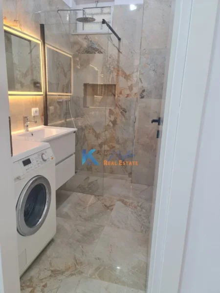 Tirane, jepet me qera apartament 2+1 Kati 1, 79 m² 700 € (Kodra e Diellit, afer Eleonores)