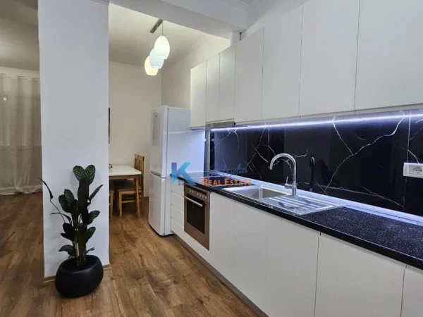 Tirane, jepet me qera apartament 2+1 Kati 1, 79 m² 700 € (Kodra e Diellit, afer Eleonores)
