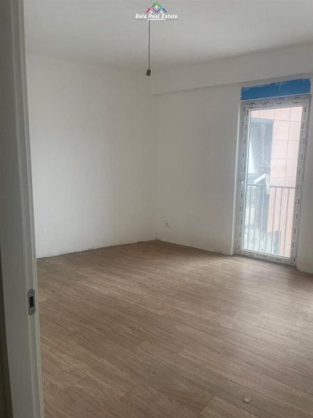 Tirane, jepet me qera zyre Kati 1, 72 m² 300 € (Bulevardi i Ri)