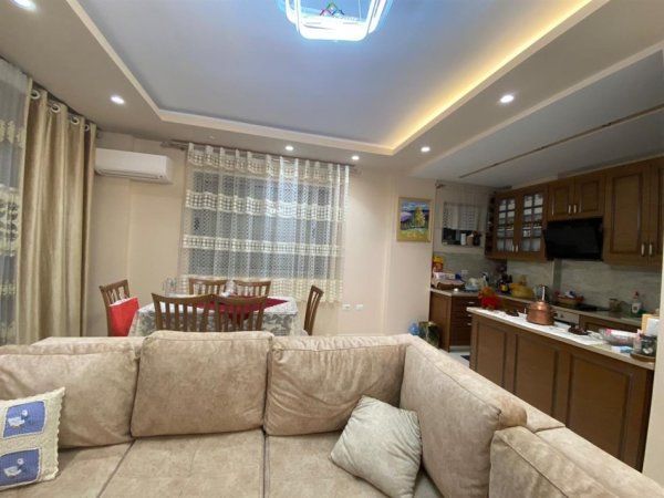 Tirane, jepet me qera apartament 2+1+Ballkon Kati 3, 117 m² 550 € (fresku)