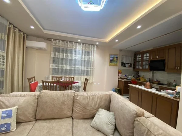 Tirane, jepet me qera apartament 2+1+Ballkon Kati 3, 117 m² 550 € (fresku)