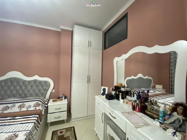 Tirane, jepet me qera apartament 2+1+Ballkon Kati 3, 117 m² 550 € (fresku)