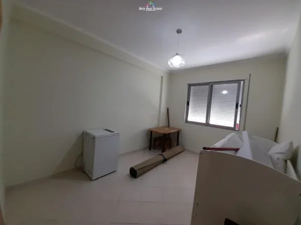 Tirane, jepet me qera apartament 2+1+Ballkon Kati 3, 117 m² 550 € (fresku)