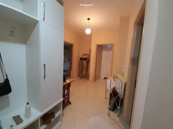 Tirane, jepet me qera apartament 2+1+Ballkon Kati 3, 117 m² 550 € (fresku)
