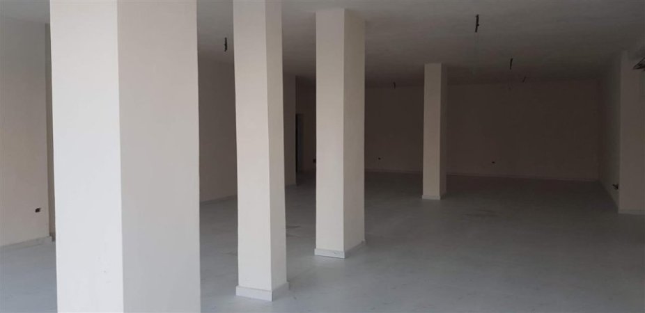 Tirane, jepet me qera dyqan Kati 0, 145 m² 1.500 € (Brryli)