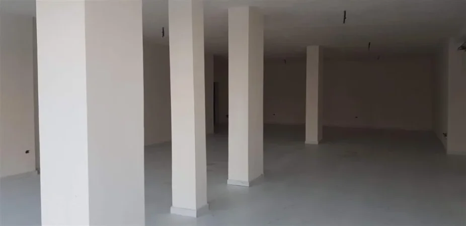 Tirane, jepet me qera dyqan Kati 0, 145 m² 1.500 € (Brryli)