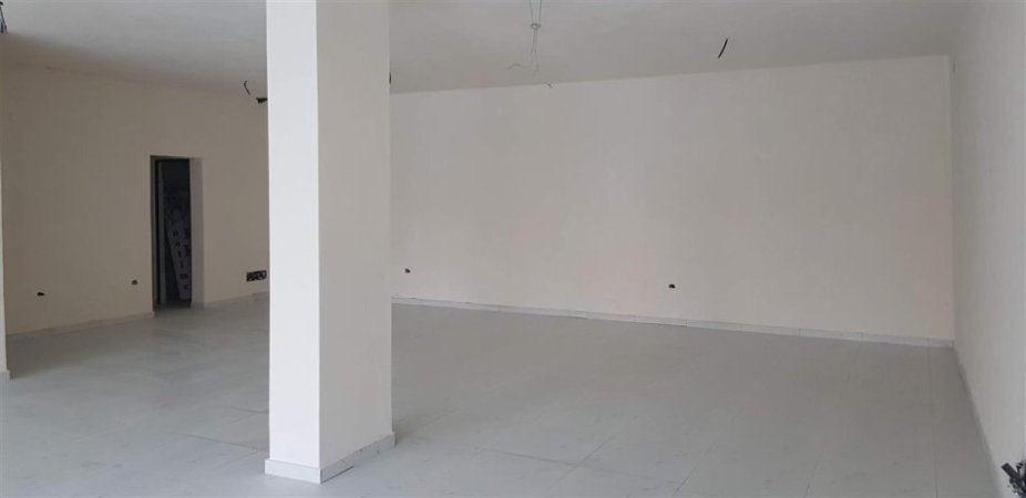 Tirane, jepet me qera dyqan Kati 0, 145 m² 1.500 € (Brryli)