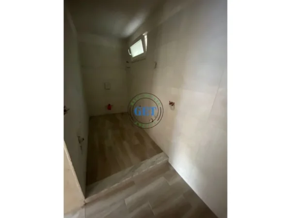 Durres, jepet me qera ambjent biznesi Kati 1, 40 m² 350 € (Gjykata Durres)