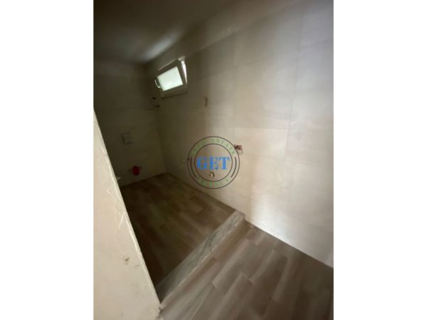 Durres, jepet me qera ambjent biznesi Kati 1, 40 m² 350 € (Gjykata Durres)