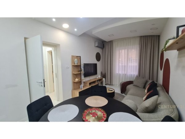 Tirane, jepet me qera apartament 1+1 Kati 2, 38 m² 700 € (Pallatet Agimi!)