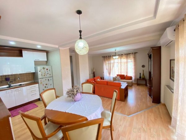 Tirane, jepet me qera apartament 3+1 Kati 3, 102 m² 600 € (PRANE SELVISE)