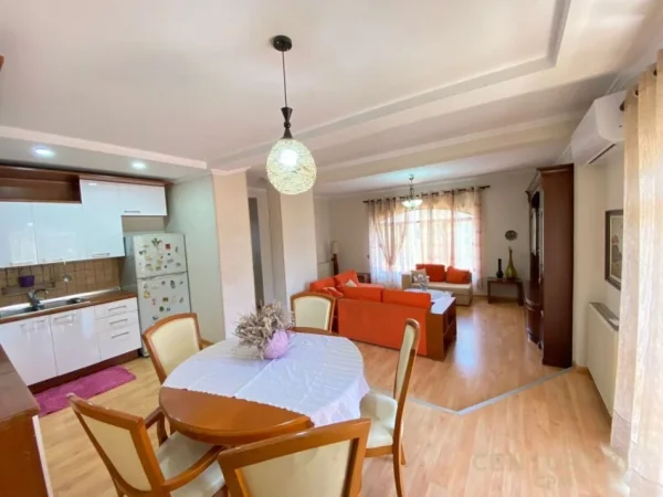 Tirane, jepet me qera apartament 3+1 Kati 3, 102 m² 600 € (PRANE SELVISE)