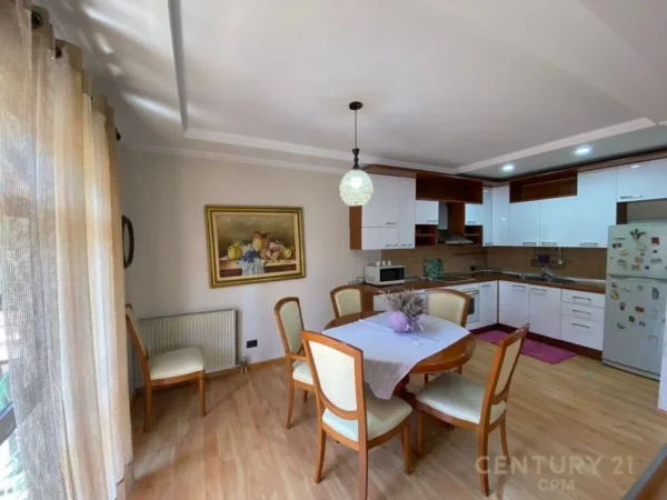 Tirane, jepet me qera apartament 3+1 Kati 3, 102 m² 600 € (PRANE SELVISE)