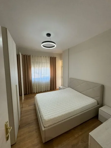 Tirane, jepet me qera 1+1 Kati 4, 63 m² 450 € (unaza re)