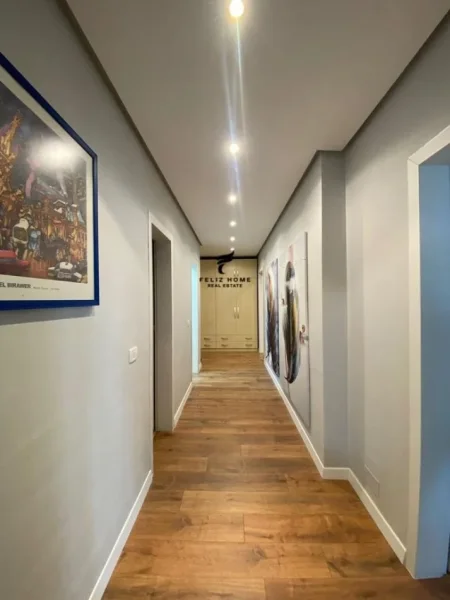 Tirane, jepet me qera apartament 2+1 Kati 13, 125 m² 1.100 € (ISH EKSPOZITA)