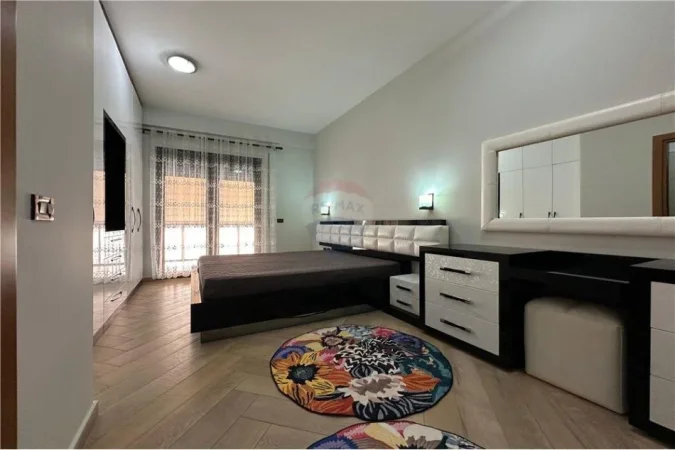 Tirane, jepet me qera apartament 2+1+Aneks+Ballkon Kati 6, 154 m² 1.500 € (QIRA APARTAMENT 2+1+2 ME VARAND NE BLLOK!)