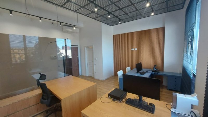 Tirane, shitet dyqan Kati 1, 34 m² 126.000 € 