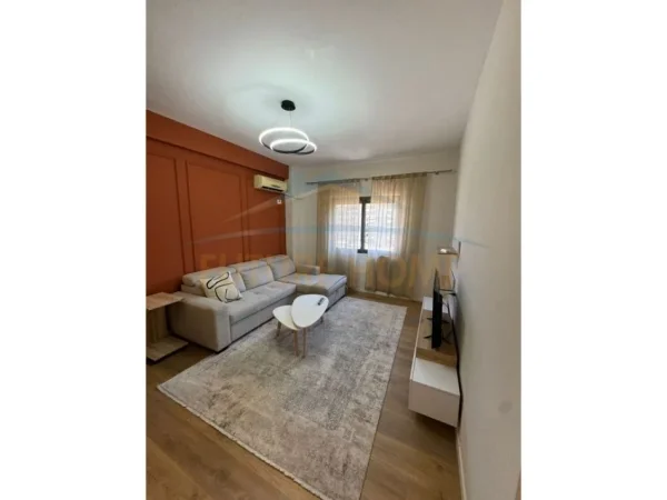 Tirane, jepet me qera apartament 1+1 Kati 4, 70 m² 450 € (Unaza e Re)