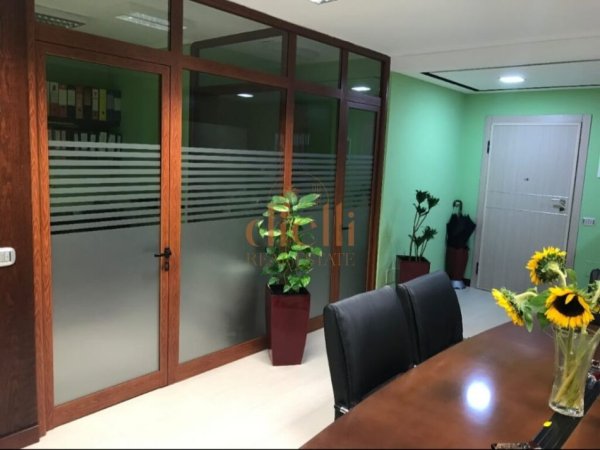 Tirane, shitet ambjent biznesi Kati 3, 165 m² 480.000 € (Bllok)
