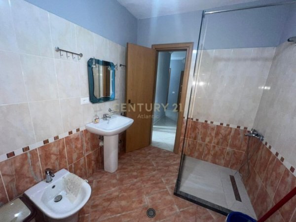 Durres, jepet me qera apartament 2+1+Ballkon Kati 4, 135 m² 400 € (PLAZH, STACIONI PARE)